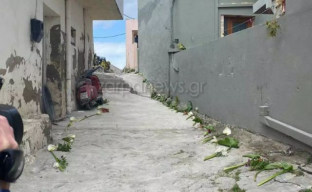 Κρήτη: Έστρωσαν με λουλούδια το δρόμο που θα περάσει η σορός του μικρού Ζαχαρία - Η εικόνα του εθίμου που προκαλεί συγκίνηση