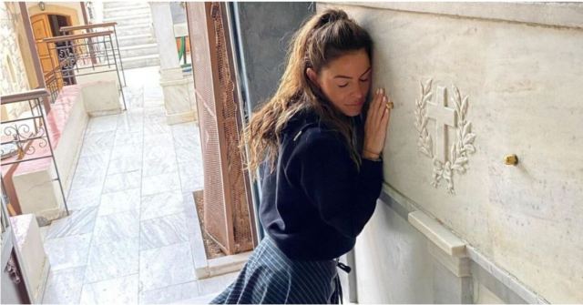Μαρία Μενούνος: Γονάτισε μπροστά στον τάφο του Αγίου Νεκταρίου στην Αίγινα - «Τον άκουσα» περιγράφει