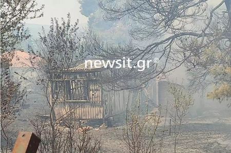 Φωτιά στη Σταμάτα: Καίγονται σπίτια στη Ροδόπολη