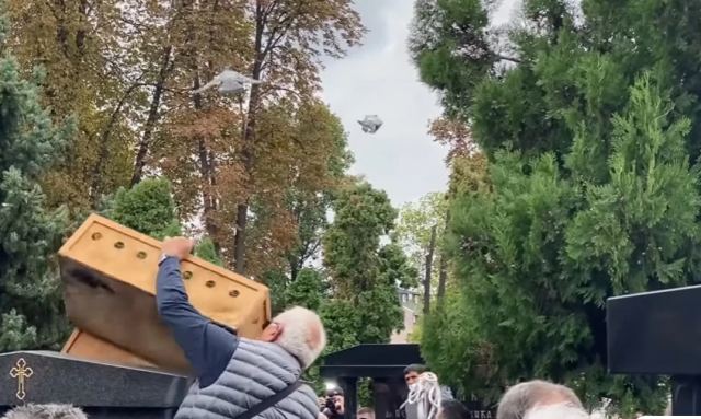 Κηδεία Ντούσαν Ίβκοβιτς: Ελευθέρωσαν περιστέρια πάνω από τον τάφο του