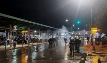 Επεισόδια στην πορεία για την τραγωδία στα Τέμπη - Πετούν φωτοβολίδες και καίνε κάδους στον σταθμό «Αττική»