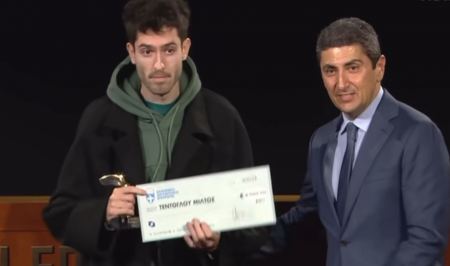 Μικρός θεός ο Τεντόγλου: Έσκασε με φούτερ για να πάρει βραβείο και τον παρακάλαγαν να μη φύγει (video)