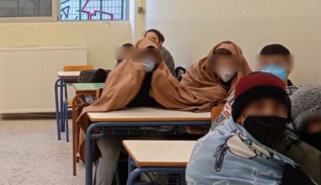 Καβάλα: Μαθητές κάνουν μάθημα τυλιγμένοι σε κουβέρτες
