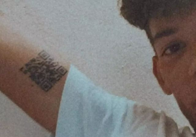 Νεαρός Ιταλός έκανε τατουάζ το QR code του εμβολιασμού του