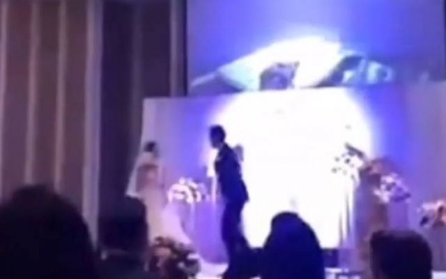 Γαμπρός έπαιξε στο γάμο του βίντεο με τη νύφη να τον απατά με τον κουνιάδο της