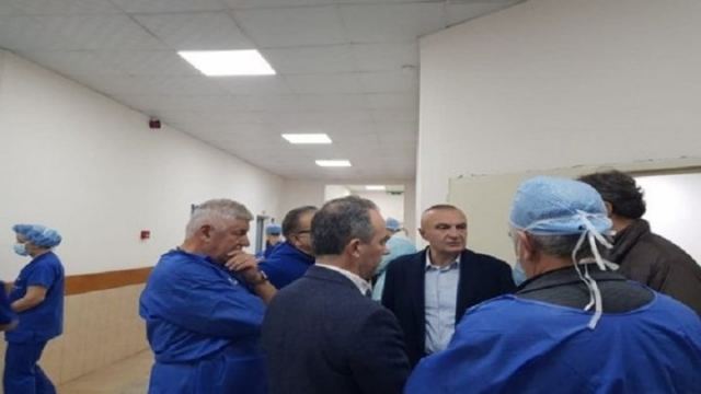 Ο πρόεδρος της Αλβανίας στο νοσοκομείο Τιράνων: Η κατάσταση είναι δραματική - Προσπαθούμε να σώσουμε τους εγκλωβισμένους