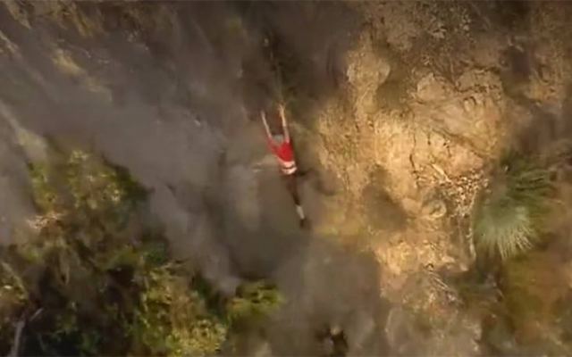 Βίντεο με τη δραματική διάσωση πεζοπόρου που κρεμόταν στο κενό πιασμένη από ρίζες σε βράχο