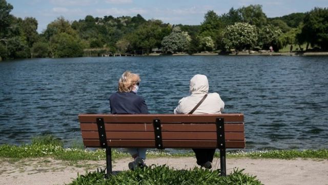 Η Γαλλία αποκλείει το ενδεχόμενο καραντίνας για τους ηλικιωμένους