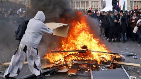 Χάος στη Γαλλία με το συνταξιοδοτικό: «Εκρηξη» μετά την απόφαση Μακρόν να το περάσει με προεδρικό διάταγμα