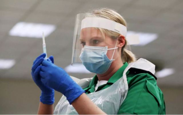 Βρετανία: Την Τρίτη ξεκινούν οι εμβολιασμοί για τον κορωνοϊό - Απόρρητο σχέδιο για τη μεταφορά των σκευασμάτων