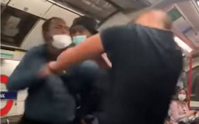 Χαμός στο μετρό του Λονδίνου: Άνδρας αποκάλεσε τους μαύρους «κατοικίδια» – Έπεσε αναίσθητος με μια μπουνιά