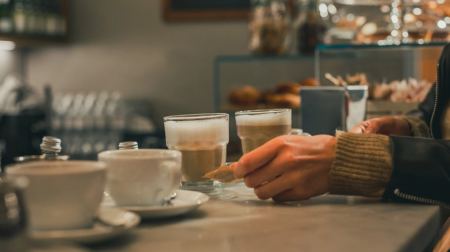 Καφετέρια έκρυψε έσοδα €1,45 εκατ. - Στην «τσιμπίδα» της ΑΑΔΕ 65 επιχειρήσεις εστίασης