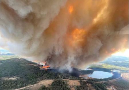 Πρωτοφανείς πυρκαγιές στον Καναδά - Στάχτη 4.000.000 στρέμματα, χιλιάδες εκτοπισμένοι