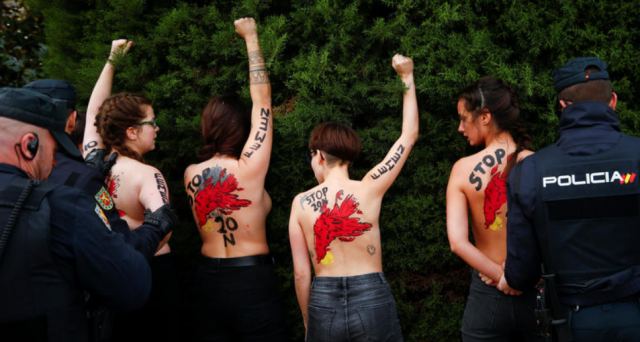 Οι FEMEN γυμνόστηθες σε πορεία υπέρ του Φράνκο στη Μαδρίτη
