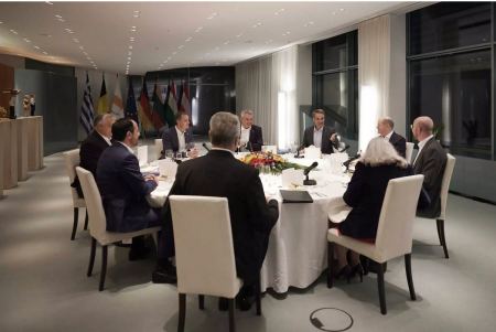 Ο Κυριάκος Μητσοτάκης στο δείπνο των Σαρλ Μισέλ και Όλαφ Σολτς μαζί με άλλους πέντε ηγέτες της ΕΕ
