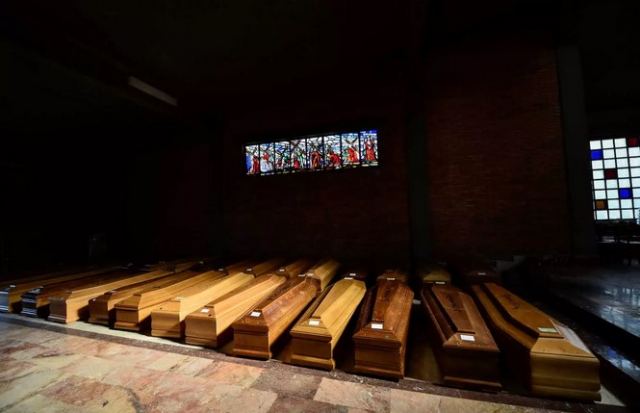 Ιταλία: Συγκλονίζει ιερέας που διάβασε την τελευταία προσευχή σε νεκρούς από κορωνοϊό