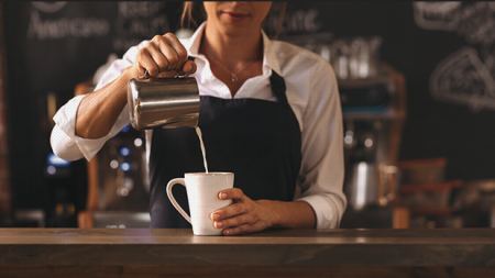 Ζητείται κοπέλα για τη θέση barista σε καφέ της πόλης