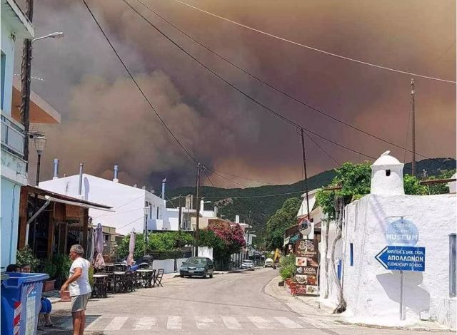 Ανεξέλεγκτη η φωτιά στη Ρόδο -Καίει σε 4 μέτωπα, εκκενώθηκε ο αρχαιολογικός χώρος της Κάμειρου και τρία χωριά