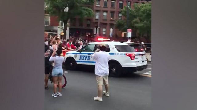 Βίντεο -σοκ από Ν.Υόρκη: Περιπολικό παρασύρει διαδηλωτές που διαμαρτύρονται για τη δολοφονία Φλόιντ