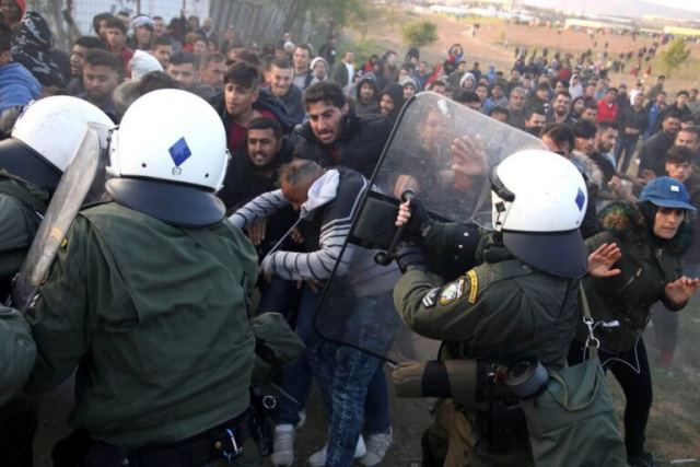 Θεσσαλονίκη: Νέα επεισόδια στα Διαβατά – ΜΑΤ απέναντι σε μετανάστες – Συγκρούσεις στην κάμερα!