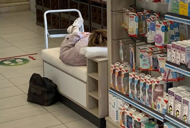 73χρονη με κορωνοϊό κατέρρευσε μπροστά σε φαρμακείο στην Αθήνα!