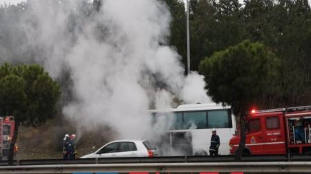 Θεσσαλονίκη: Φωτιά ξέσπασε σε σχολικό λεωφορείο - Απομακρύνθηκαν έγκαιρα τα παιδιά