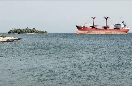Συνελήφθη ο καπετάνιος του πλοίου που «κόλλησε» στον όρμο της Λάρυμνας