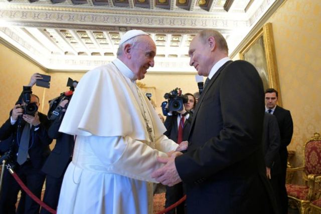 Πάπας για Πούτιν: «Θρησκευόμενος και με χριστιανικές αξίες ο Ρώσος ηγέτης»