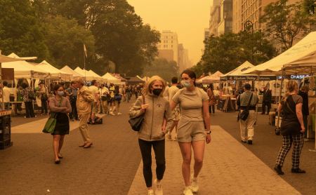 Επέστρεψαν οι μάσκες στη Νέα Υόρκη: Επιμένει η τοξική αιθαλομίχλη από τις φωτιές στον Καναδά