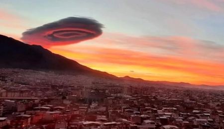 Τουρκία: Το σύννεφο στον ουρανό στην Προύσα που έμοιαζε με UFO - Δείτε τις εντυπωσιακές εικόνες