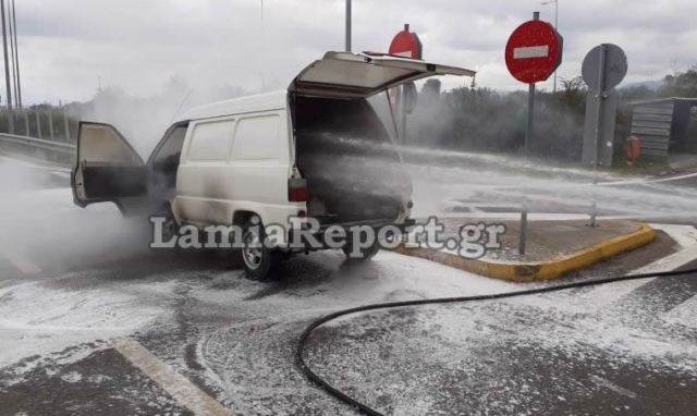 Φθιώτιδα: Συναγερμός για βανάκι που άρπαξε φωτιά στην εθνική οδό!