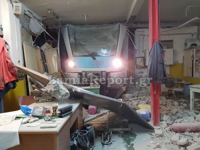 Λαμία: Εκτροχιάστηκε τρένο μέσα στην πόλη - Δείτε εικόνες - ΒΙΝΤΕΟ