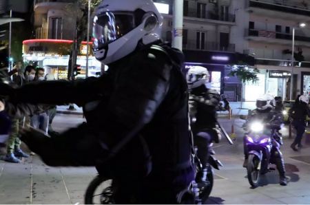 Καταγγελία για ξυλοδαρμό 15χρονου από αστυνομικό στη Θεσσαλονίκη, «τον πάταγε για 4 λεπτά» - Διαψεύδει η αστυνομία