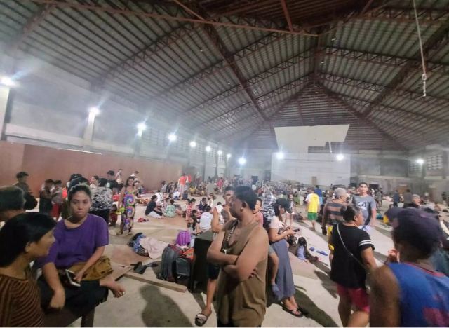 Πέρασε ο κίνδυνος για τσουνάμι από το σεισμό 7,5 ρίχτερ στις Φιλιππίνες - Έξω από τα σπίτια ο κόσμος