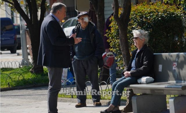 Λαμία: Ο Δήμαρχος βγήκε να &quot;μαζέψει&quot; τους ηλικιωμένους από την πλατεία (ΒΙΝΤΕΟ-ΦΩΤΟ)