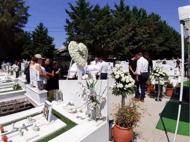 Ράγισαν καρδιές στην κηδεία της 19χρονης Μάρθας