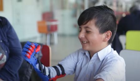 Ίδρυμα κατασκευάζει πρόσθετα μέλη με 3D εκτύπωση και τα δωρίζει σε παιδιά