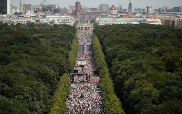 Μεγάλη διαδήλωση στο Βερολίνο από… αρνητές της πανδημίας του κορωνοϊού