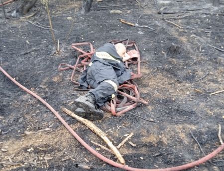 Έβρος: Εξαντλημένος πυροσβέστης ξάπλωσε πάνω στη μάνικα για να ξεκουραστεί