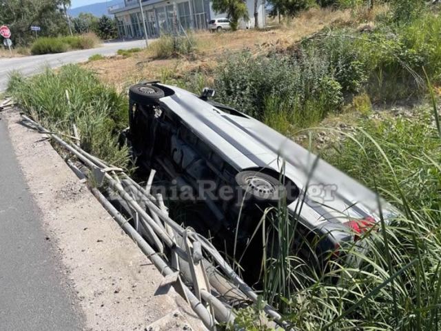 Λαμία: Φορτηγάκι έπεσε από γέφυρα - Βγήκε σώος ο οδηγός