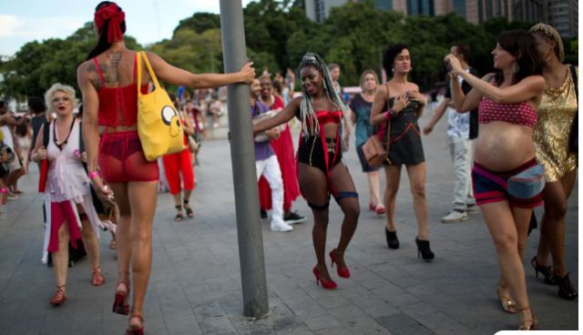 Ιερόδουλες σε απεργία: Η διαμαρτυρία με πανό στη μέση του δρόμου και το αίτημα