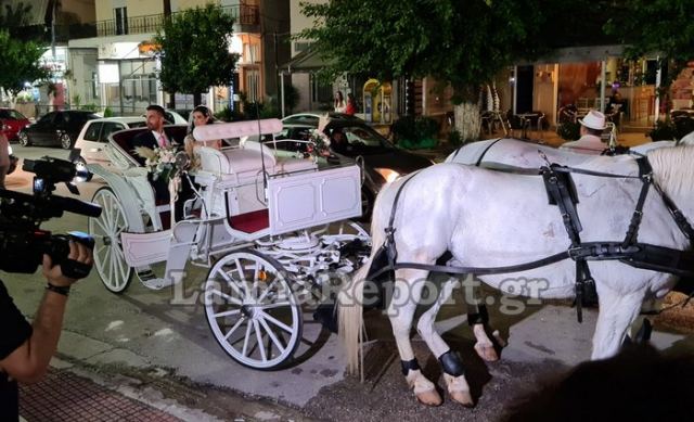 Λαμία: Η νύφη έφτασε με άμαξα που έσερναν δύο ολόλευκα άλογα (ΒΙΝΤΕΟ)