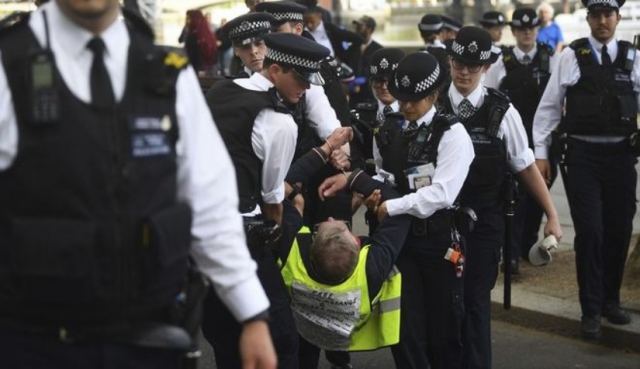 Βρετανία: Δεκάδες συλλήψεις σε διαδήλωση κατά των μέτρων για τον κορονοϊό