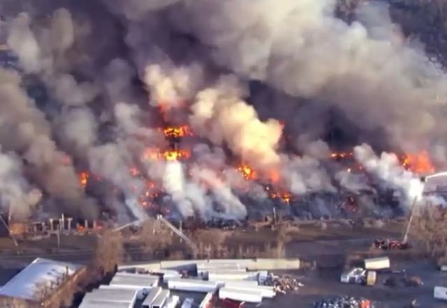 ΗΠΑ: Τεράστια φωτιά σε εργοστάσιο επίπλων στο Σικάγο
