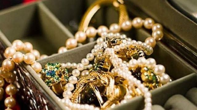 Συνελήφθησαν δύο άτομα που έκλεψαν χρυσά κοσμήματα από 69χρονη