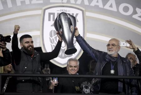 ΠΑΟΚ: Ο Ιβάν Σαββίδης πήρε στα χέρια του το πρωτάθλημα Ελλάδας