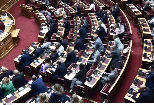 Βουλή: Υπερψηφίστηκε το εργασιακό νομοσχέδιο με 158 «ναι»