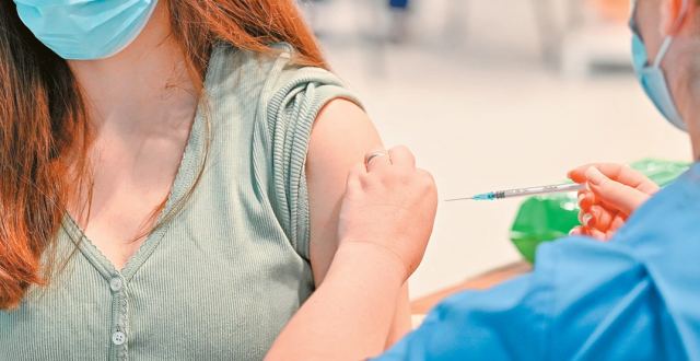 Επικαιροποιημένα εμβόλια: Ξεκινάει σήμερα ο εμβολιασμός - Σε ποιους συστήνεται