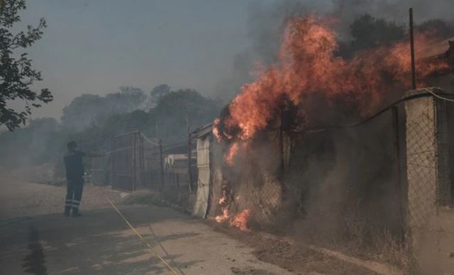 Μαίνεται η φωτιά στην Αττική  - Εκκενώνονται οικισμοί - Καίγονται σπίτια - Δείτε εικόνες