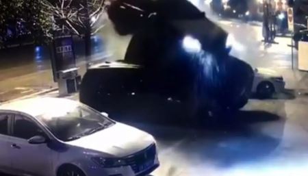 Αυτοκίνητο απογειώθηκε και πάρκαρε ανάμεσα σε άλλα - Σε βίντεο η τρελή πορεία του